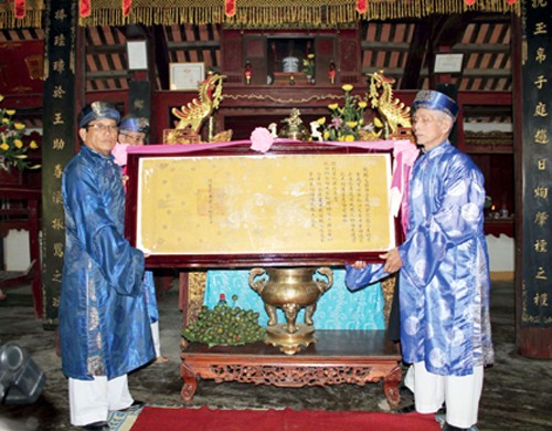В г. Хюэ состоялась церемония передачи титула династии Нгуен 3-м деревням провинции Тхыатхиен-Хюэ - ảnh 1